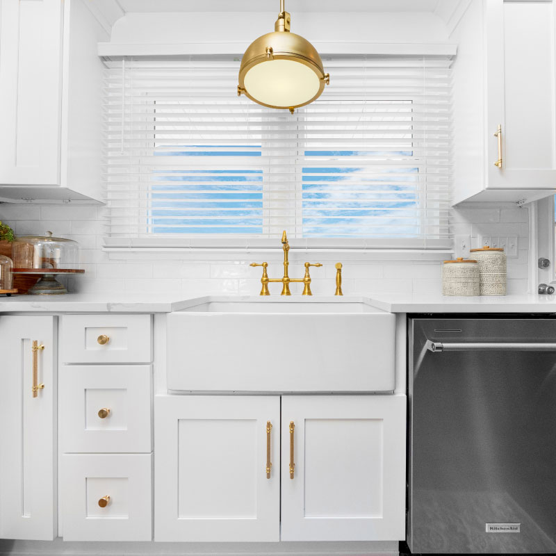 Ice White Shaker Kitchen Cabinets Close Up | CabinetSelect.com